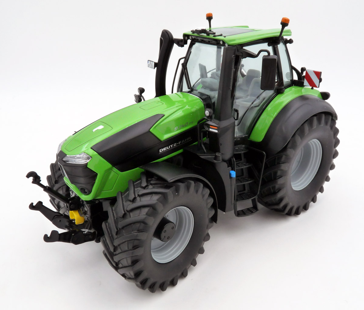 schuco-450788400-1-Deutz-Fahr-9340-TTV-Traktor-grün-vorne