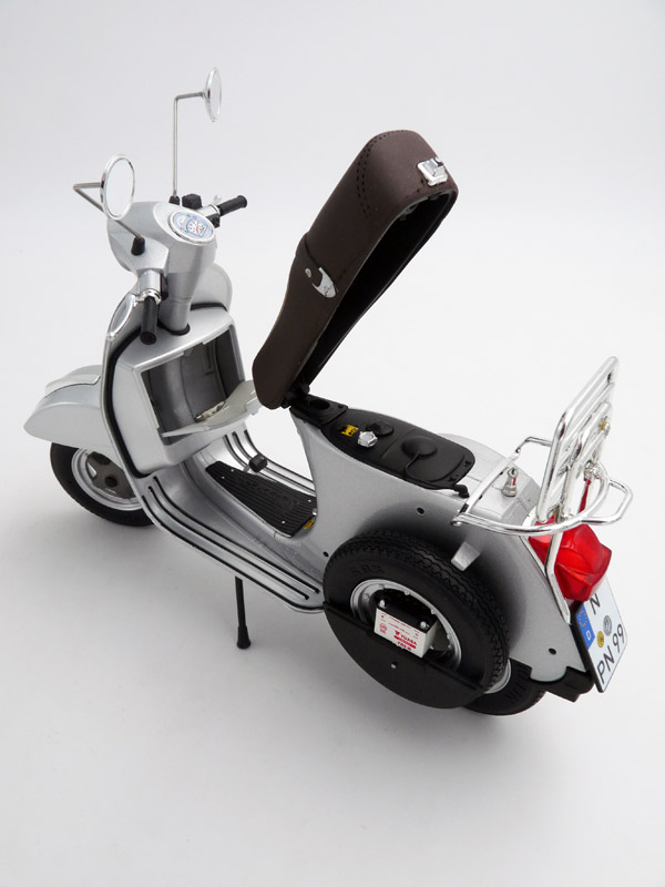 schuco-450667200-3-Vespa-PX-125-70-Jahre-Sonderedition-silber-metallic-Modell