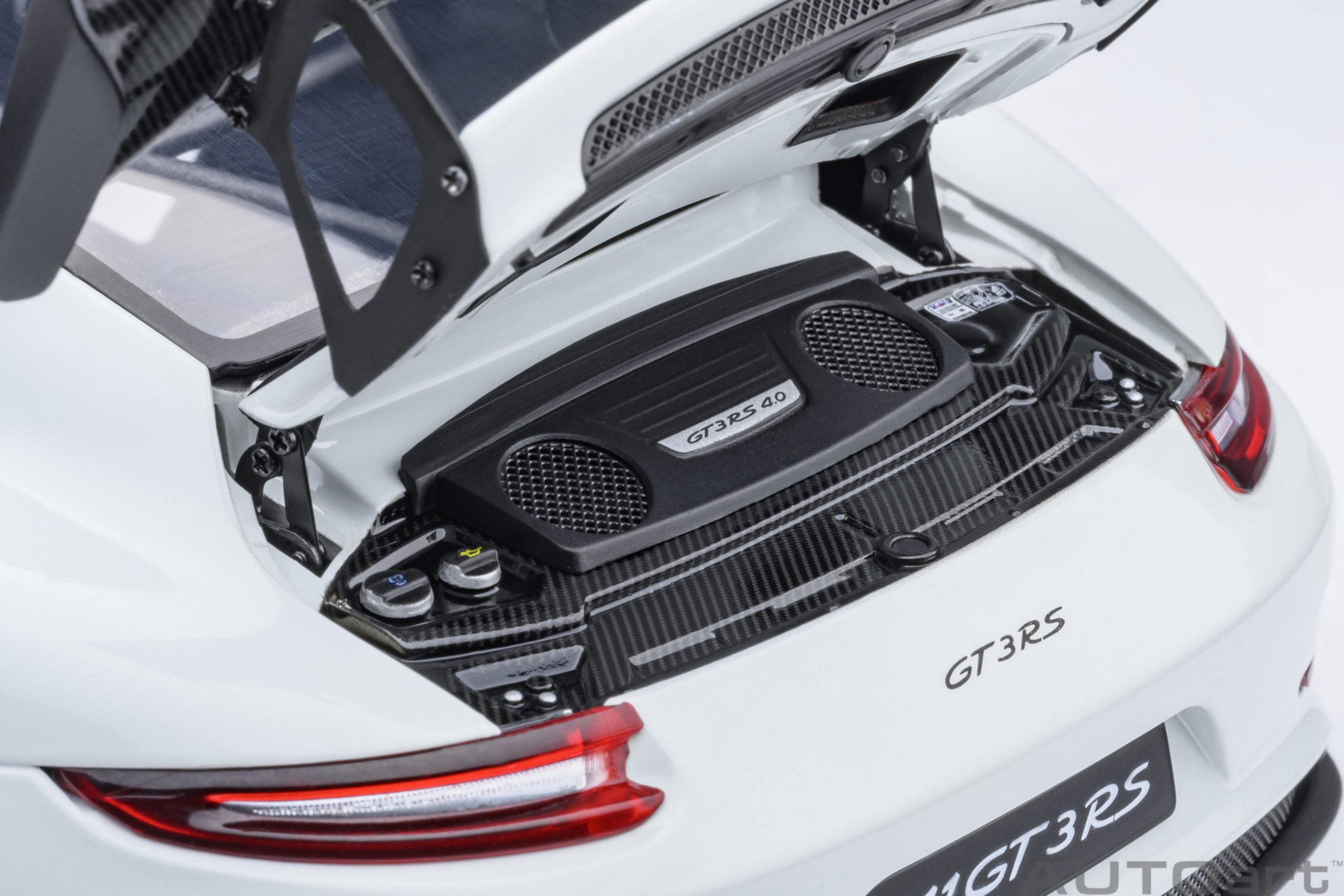 Autoart-78176-6-Porsche-911-GT3-RS-weissach-package-weiß-Boxermotor
