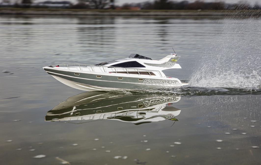 carson-500108045-2-Speed-Yacht-Luxusboot-Action-Wasser