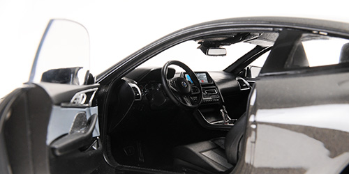 minichamps-110029022-2-BMW-M8-Competition-Coupé-2020-grey-metallic-Cockpit