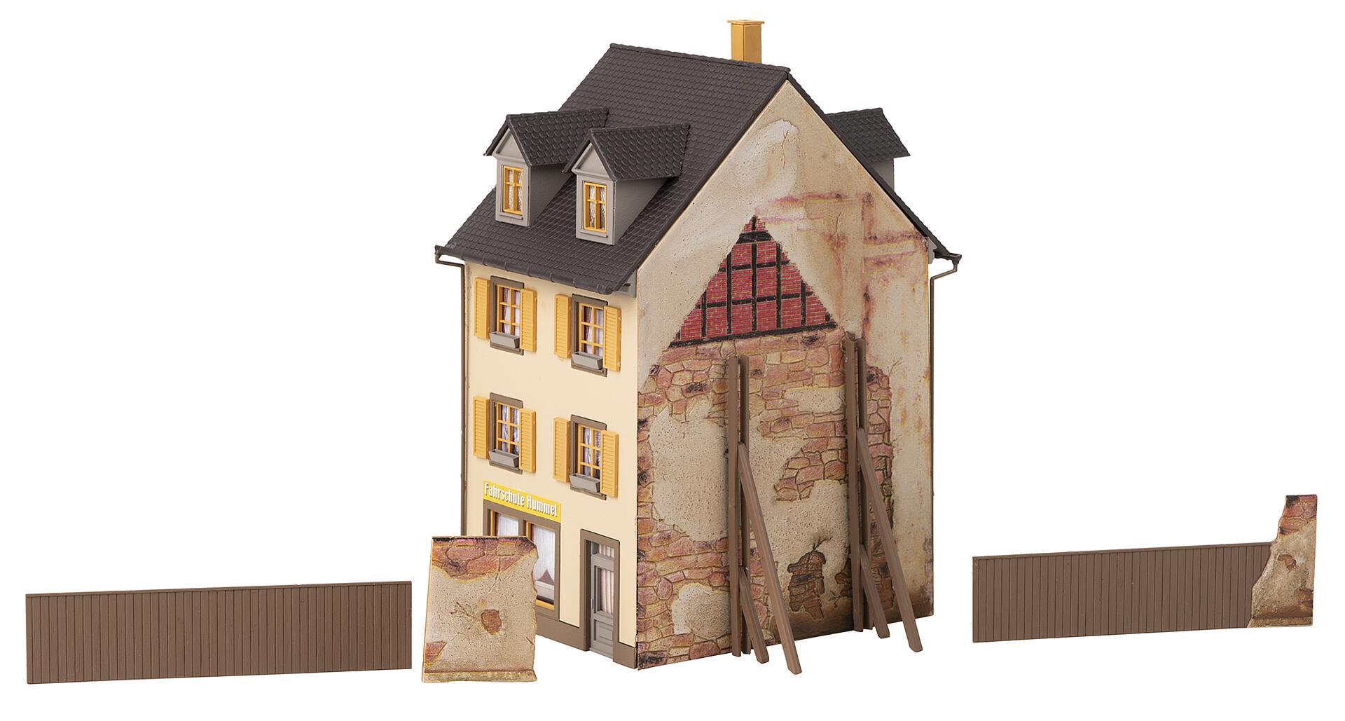 faller-130692-2-Altstadthaus-mit-Bretterzaun-Abrissgelände-Abbruch