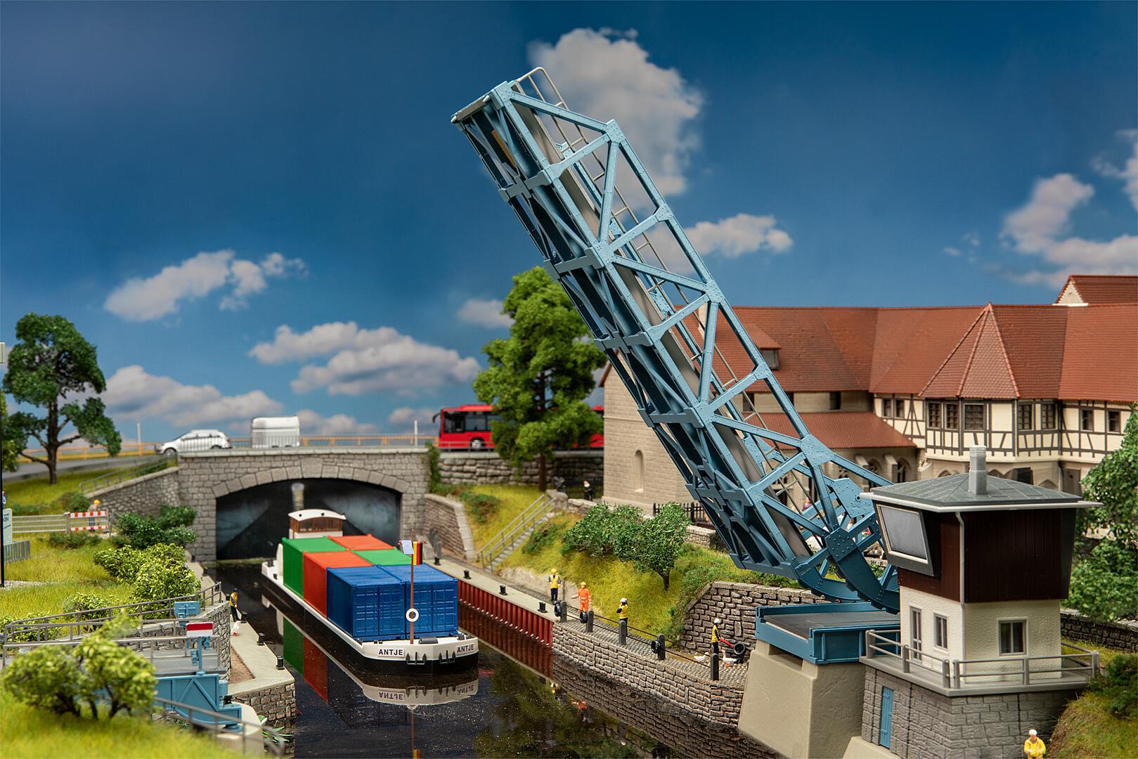 faller-120506-2-Klappbrücke-mit-Antrieb
