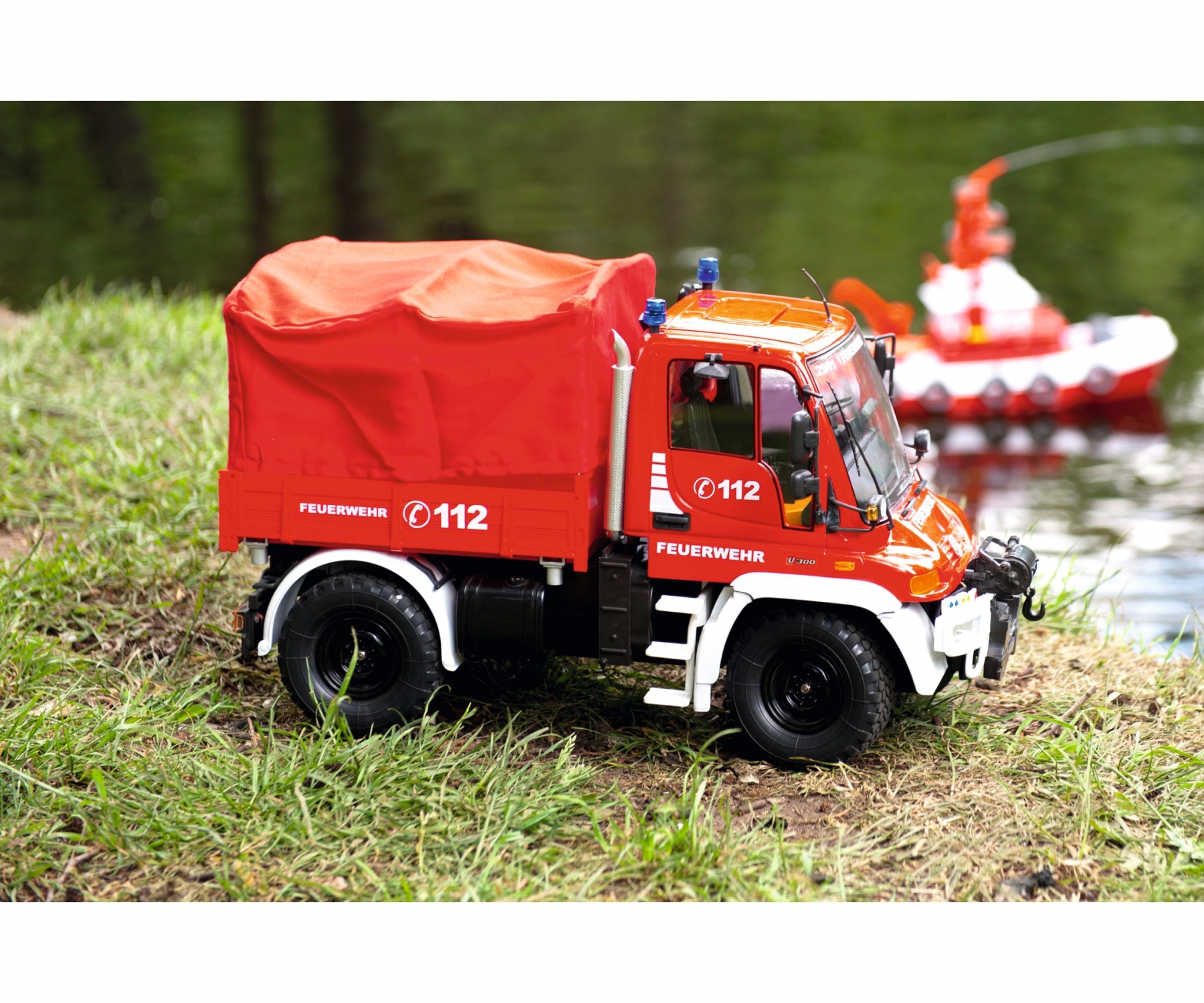 carson-500907721-4-Mercedes-Benz-Unimog-U300-Feuerwehr-RTR-mit-RC-Anlage-ferngesteuertes-Feuerwehrauto-für-Kinder-Erwachsene