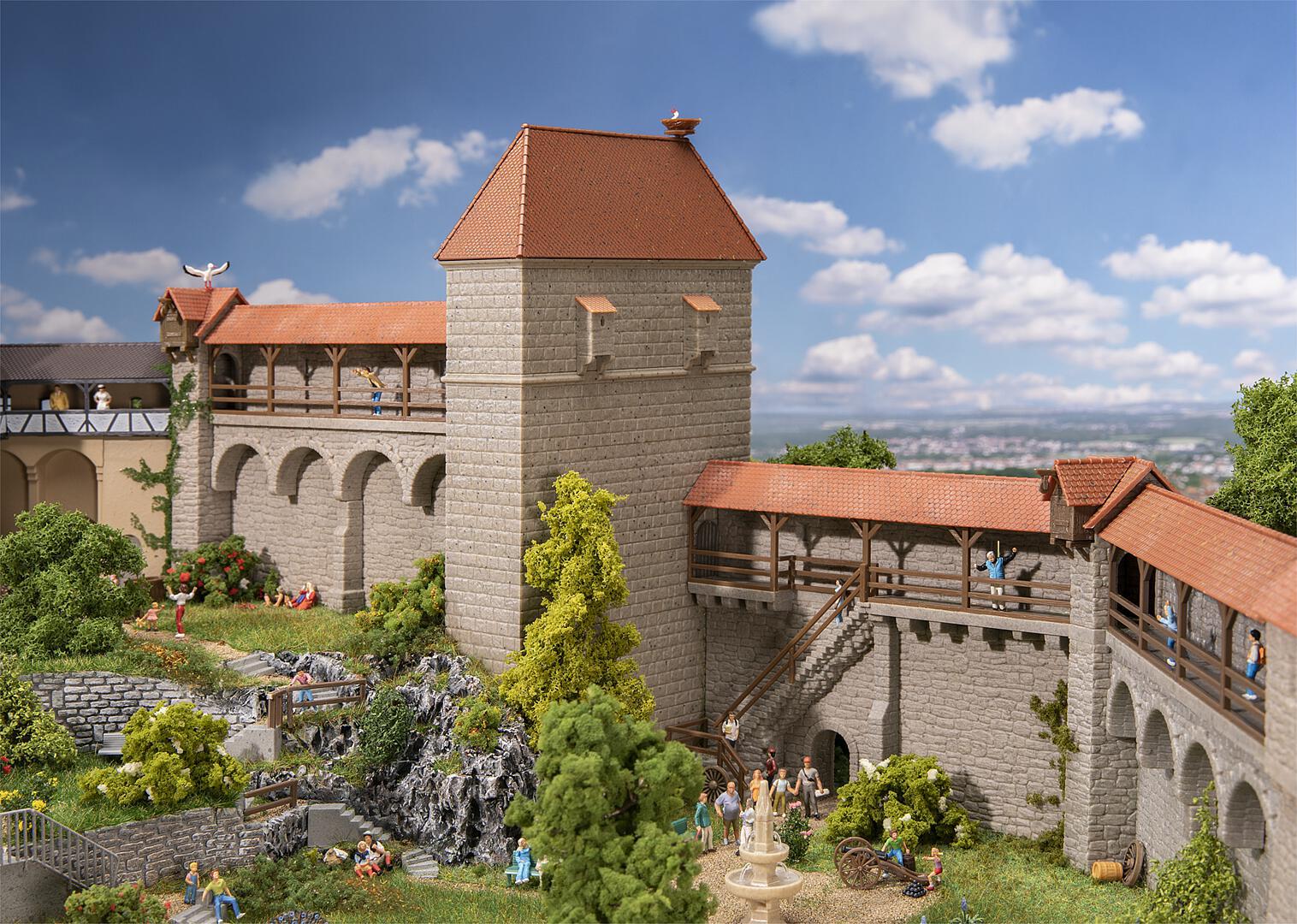 faller-130691-1-Altstadtmauer-Set-Schildmauer