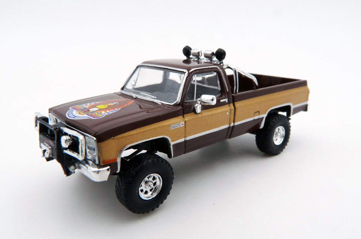 brekina-19653-1-GMC-Sierra-Grande-K2500-braun-gold-Hollywood-Stuntman