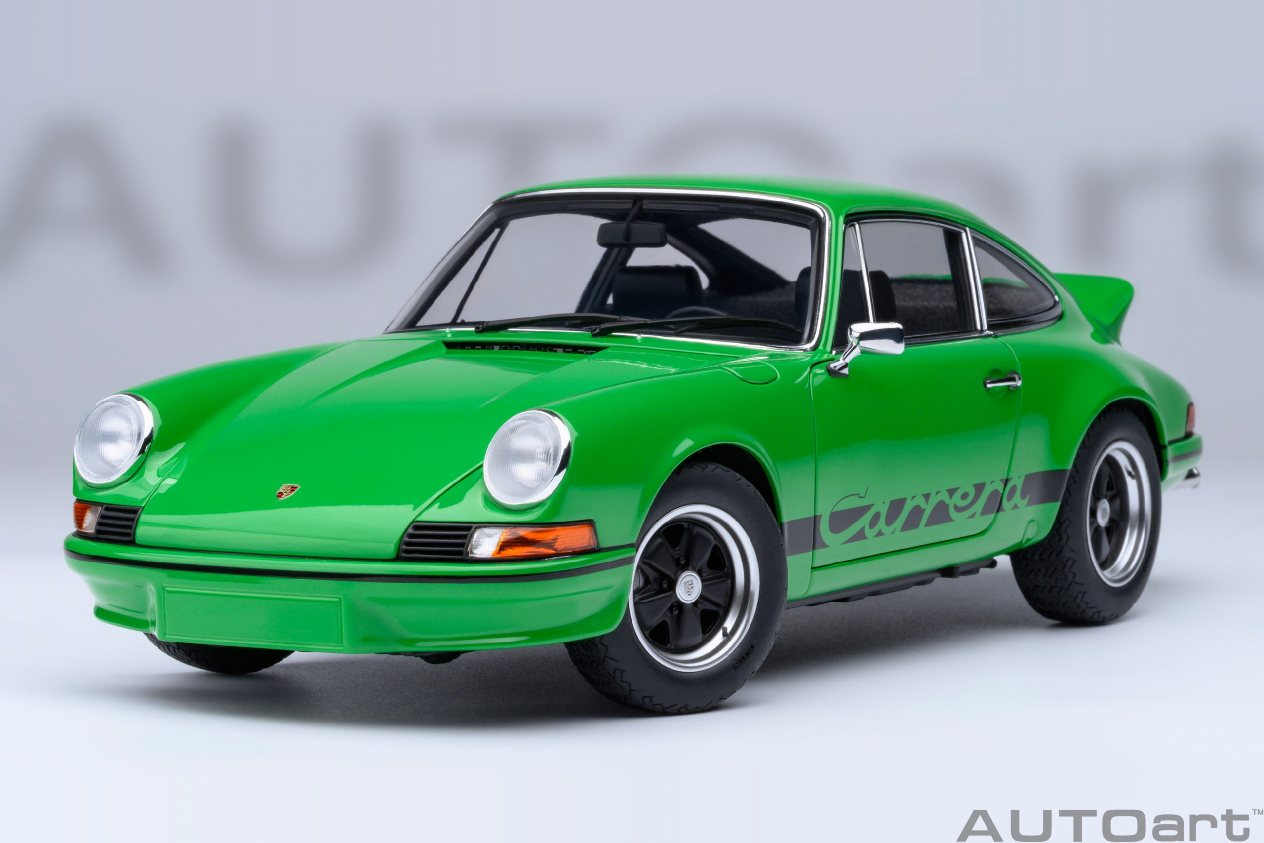 autoart-78034-1-Porsche-911-Carrera-RS-2-7-viper-green-black-stripes-Leichtbau-Sportwagen
