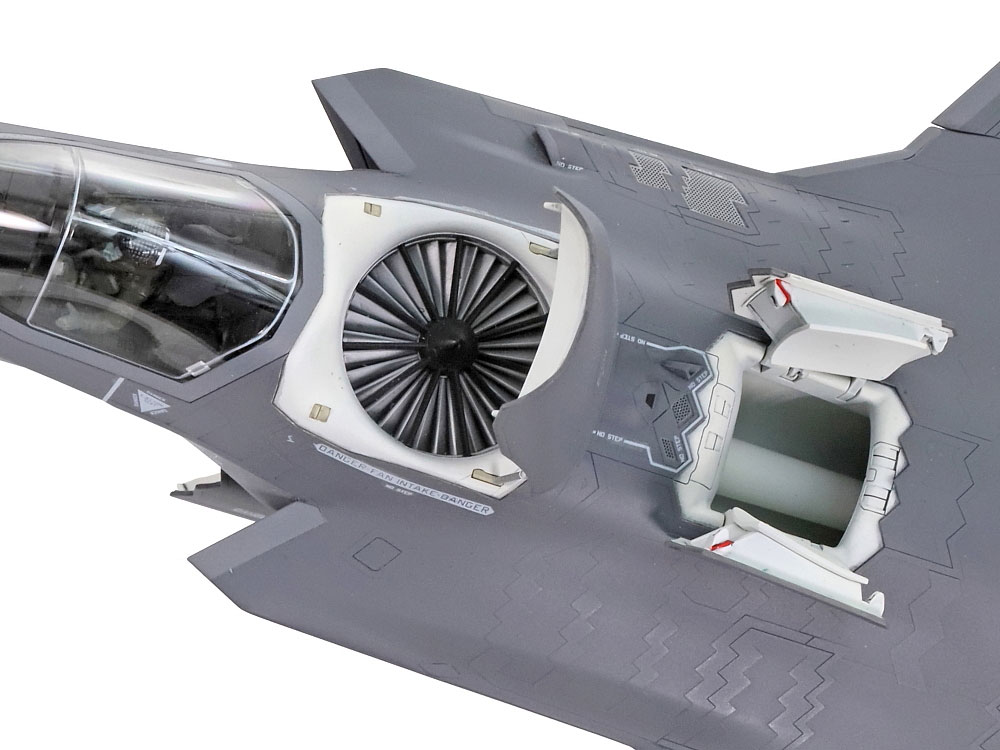 tamiya-60793-6-Lockheed-Martin-F-35B-Lightning-II-Einlass