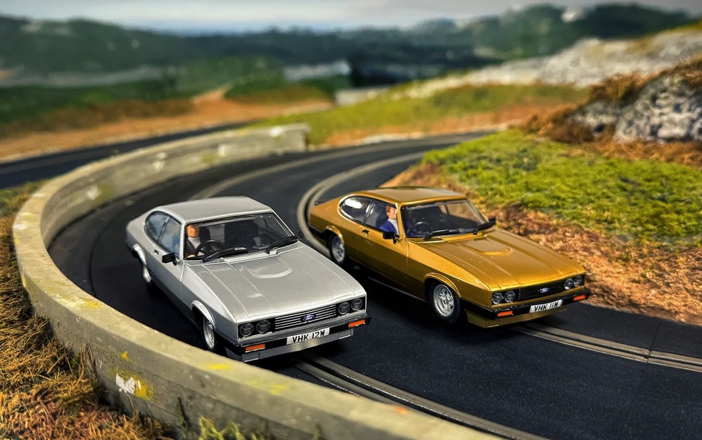 Scalextric-C4642-8-The-Professionals-Ford-Capri-Mk-III-twin-pack-Doppelset-Slot-Diorama