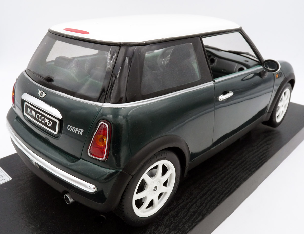 revell-08450-2-Mini-Cooper-R50-british-racing-grün-metallic-weißes-Dach-erste-Generation-Heckleuchten