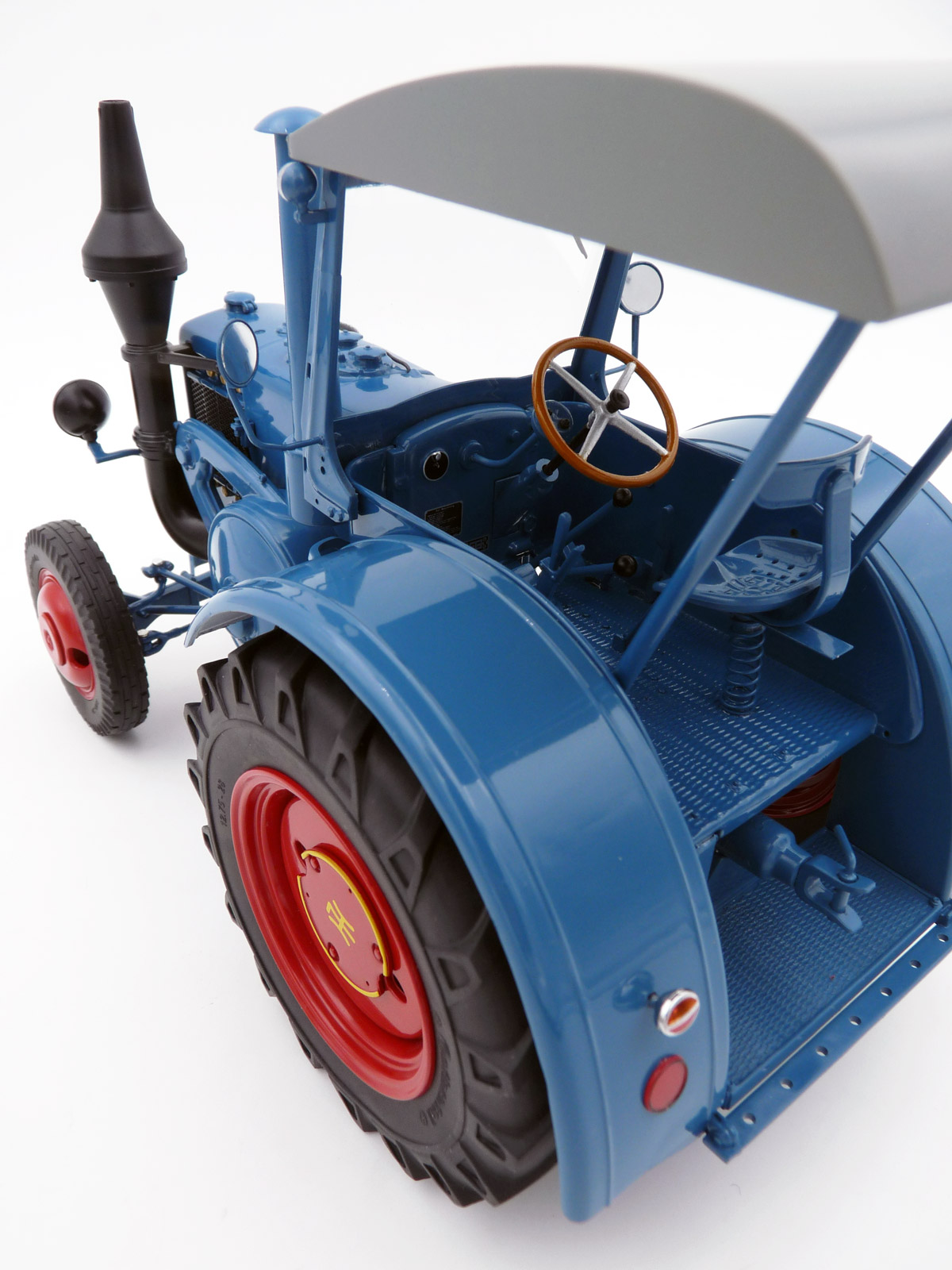 schuco-450062300-3-Lanz-Bulldog-mit-Dach-blau-Führerstand