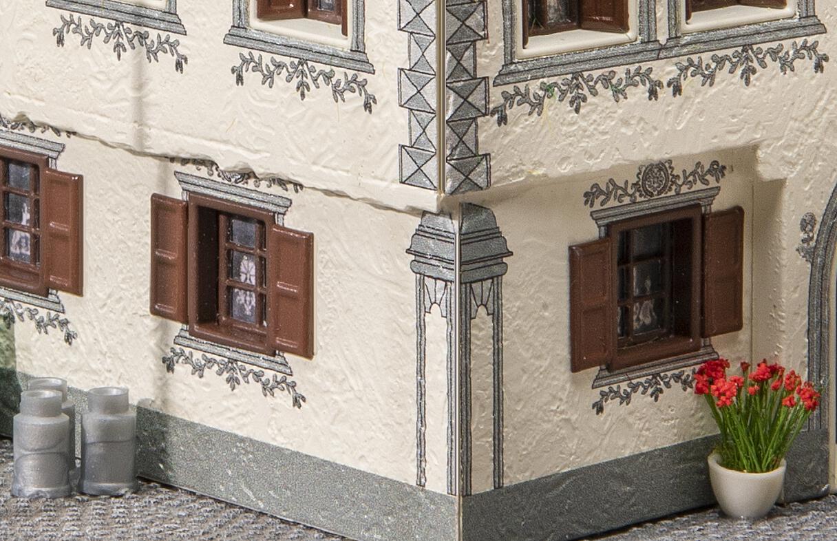 faller-130362-4-Bündnerhaus-Bergün-historische-Fassadenbemalung