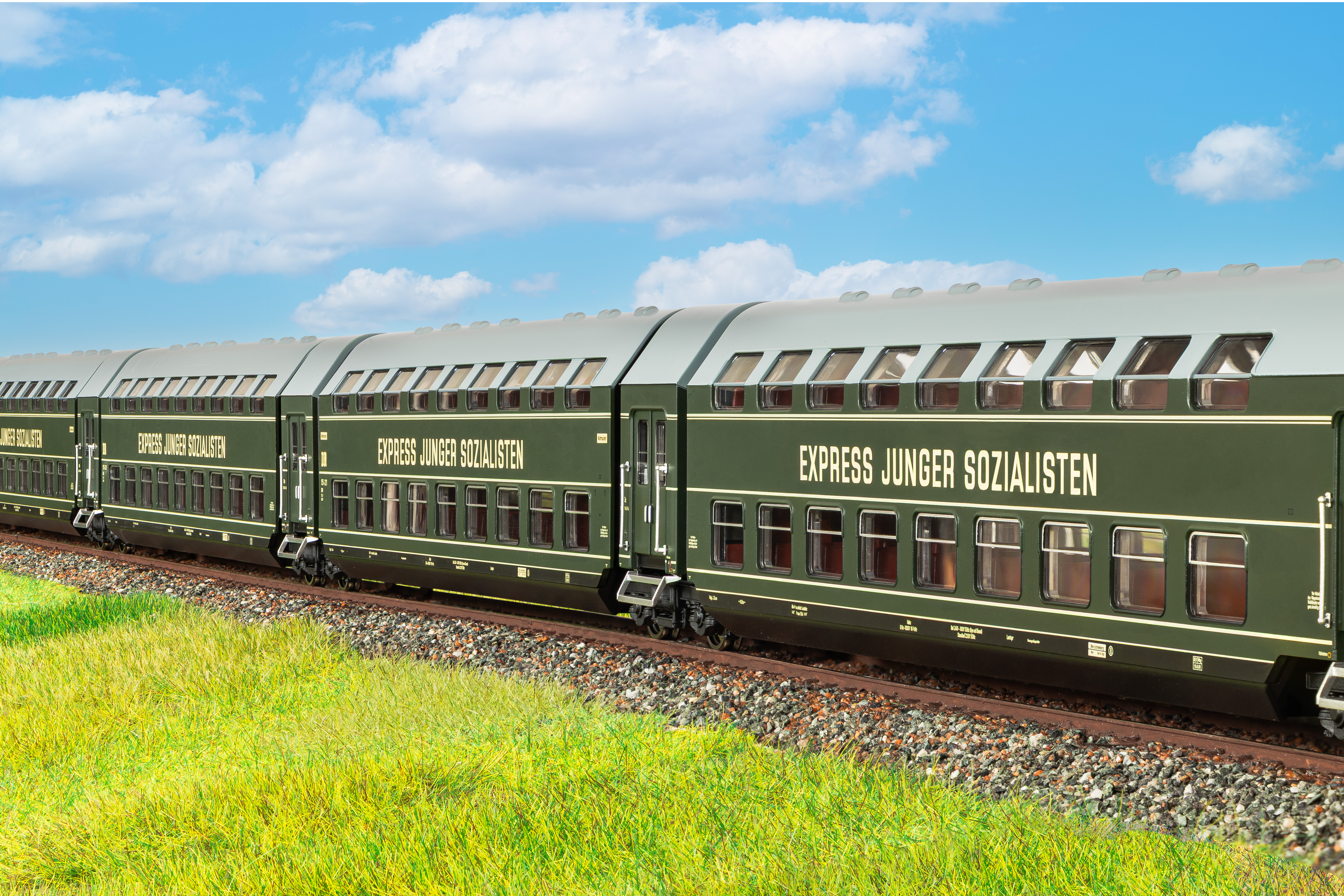 Piko-53125-5-Doppelstock-Gliederzug-DGBe12-Express-Junger-Sozialisten-FDJ-DDR-seid-allzeit-bereit-Freundschaft
