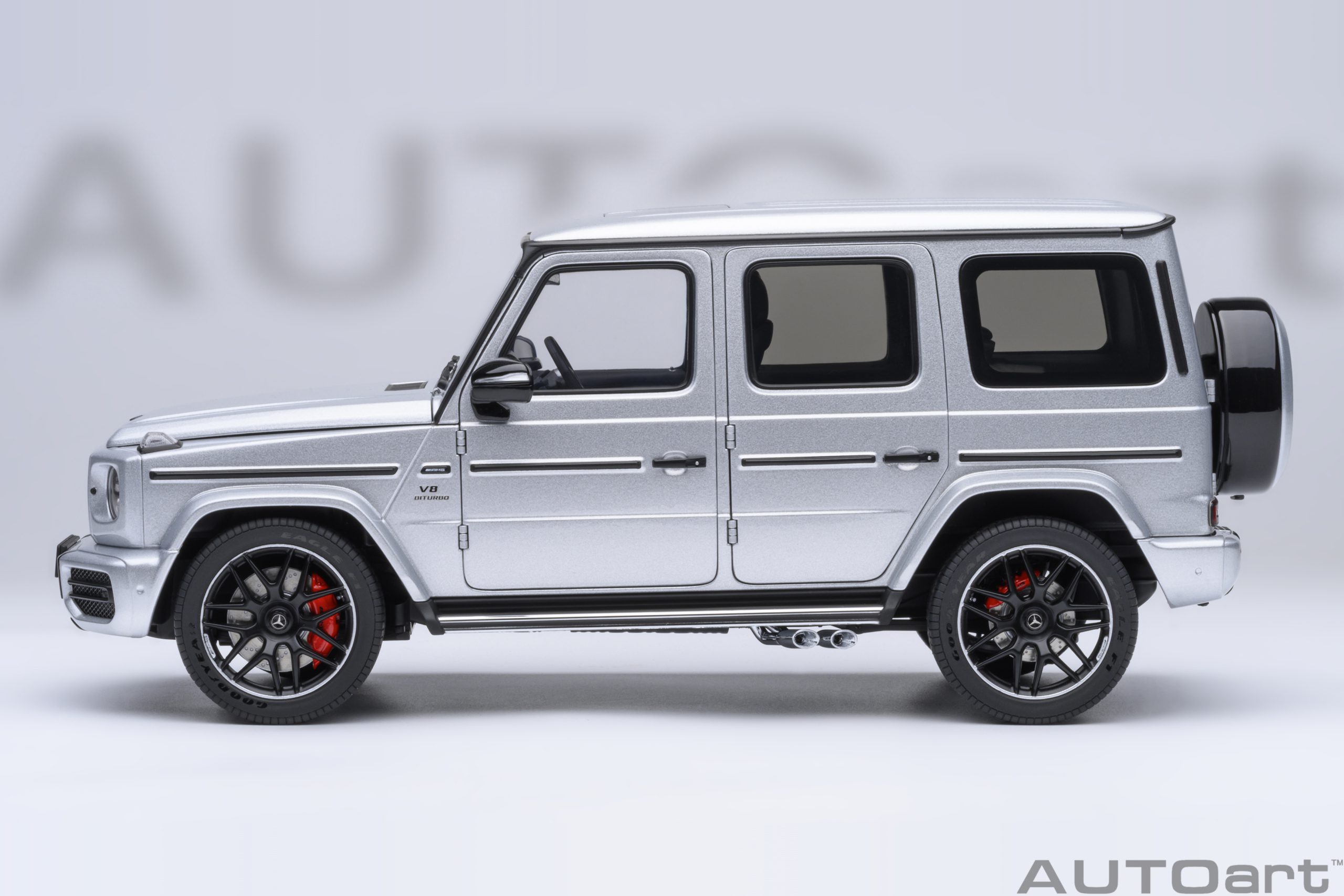 autoart-76358-6-Mercedes-AMG-G-63-iridium-silber-metallic-Seitenlinie