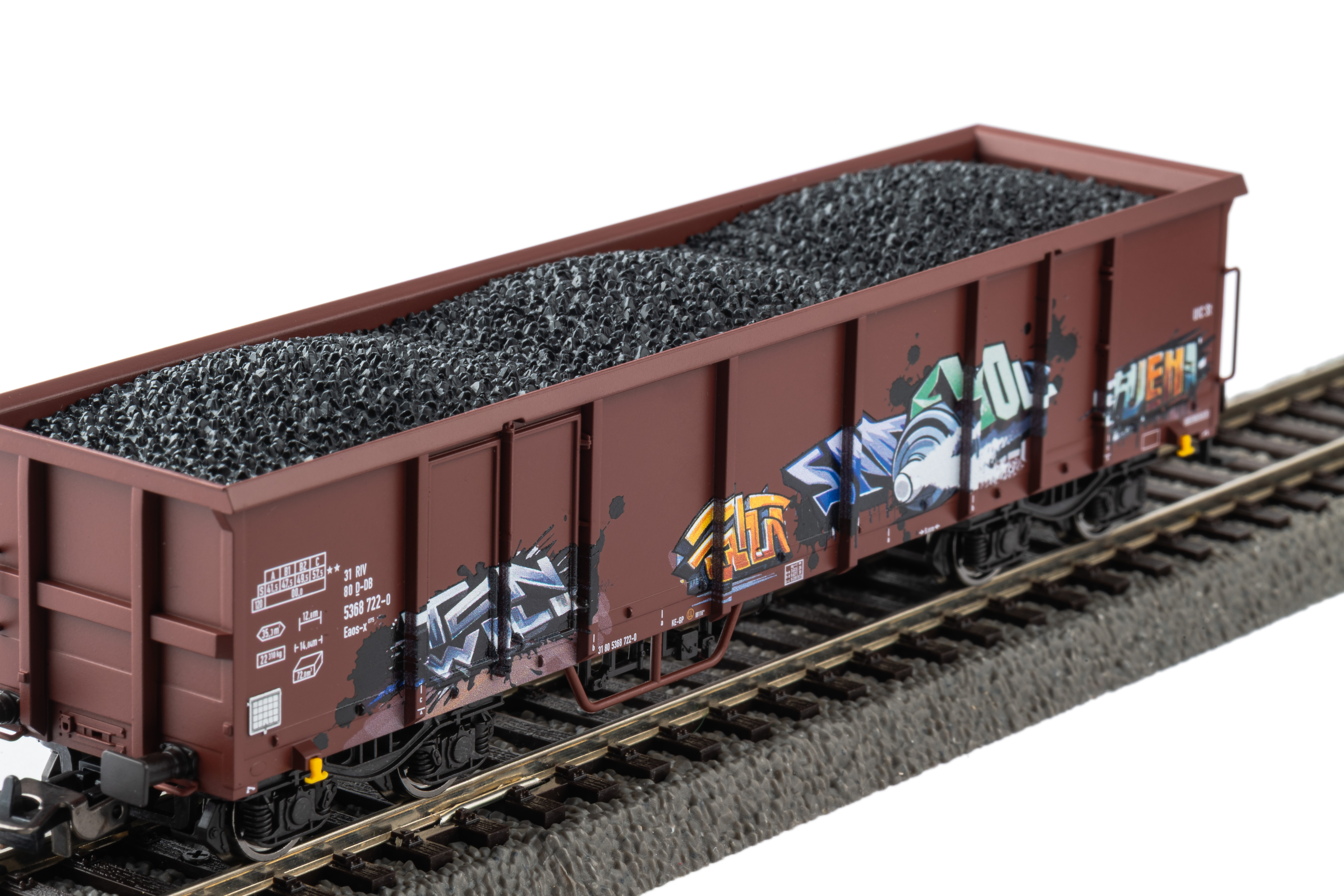 Piko-28338-2-Offene-Güterwagen-Eaos-x-mit-Graffiti-Kohleladung-DB-AG-2er-Doppelset-Epoche-VI-Detail