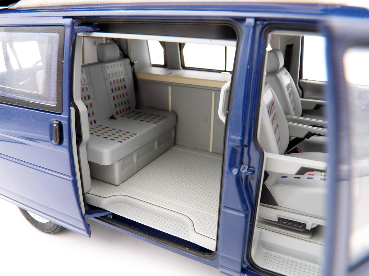 schuco-450042100-5-Volkswagen-VW-T4b-California-Coach-Aufstelldach-blau-Sitzplätze