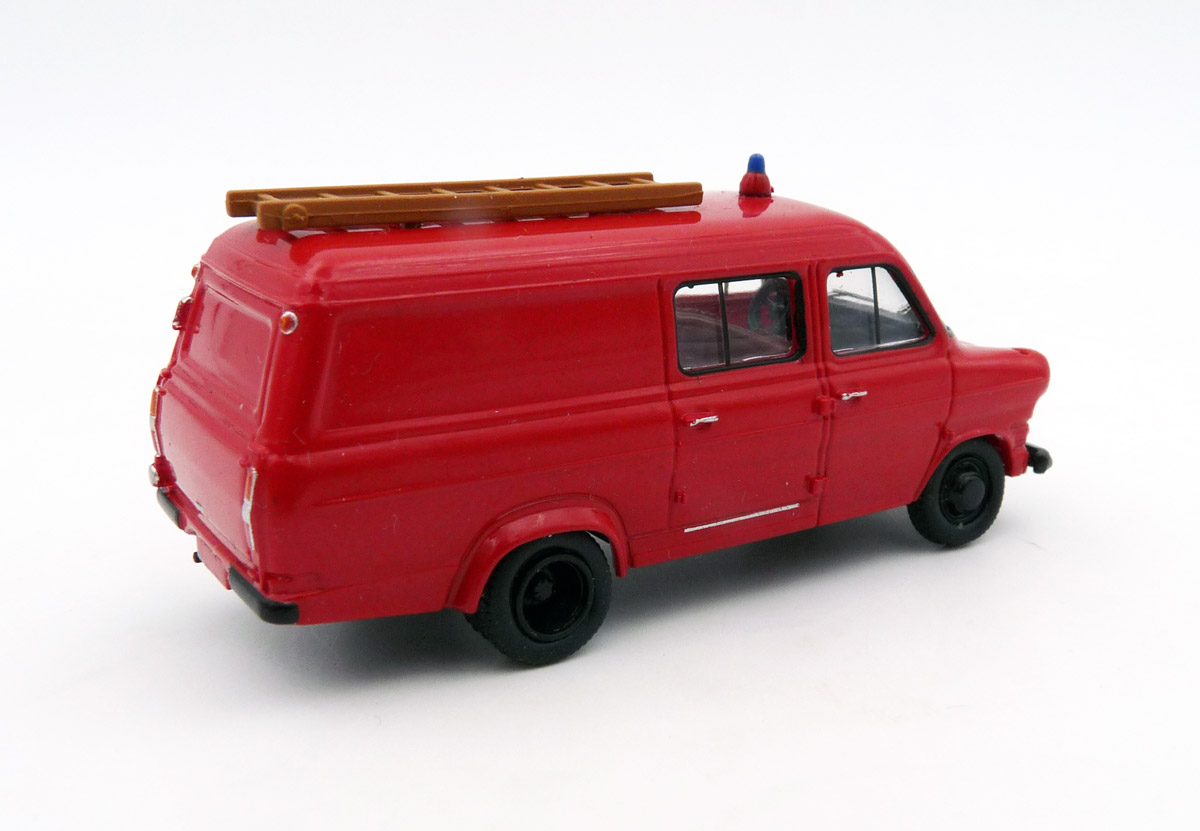 brekina-34160-2-Ford-Transit-Feuerwehr-rot-schwarze-Felgen