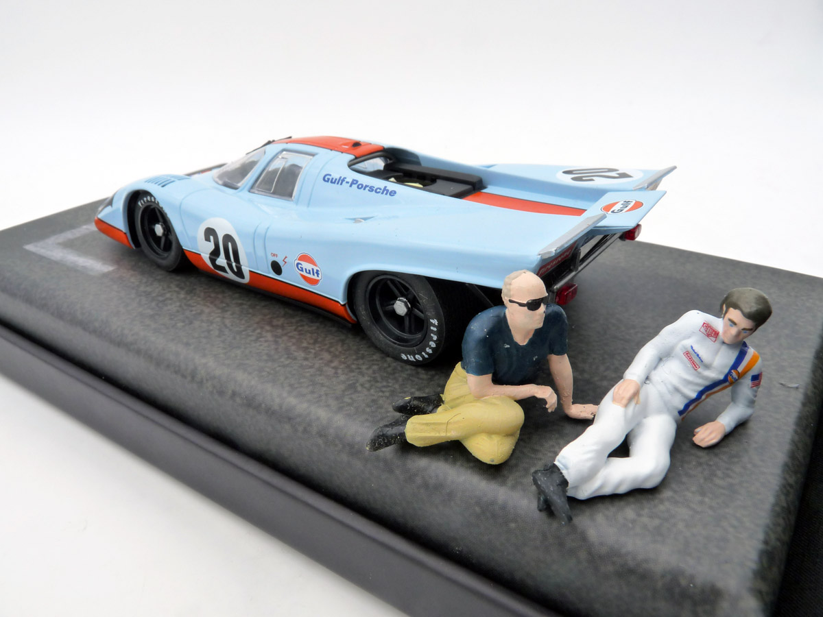 slotwings-E2063-3-Porsche-917K-20-Making-of-Le-Mans-Steve-John-sitting-tarmac-relaxing