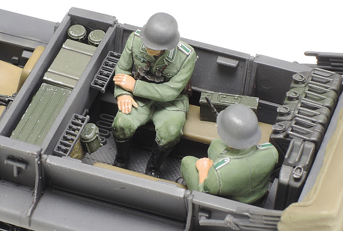tamiya-37016-4-Deutsches-Sd-Kfz-10-D7-Halbkette-leichter-ZgKw-mit-drei-Figuren
