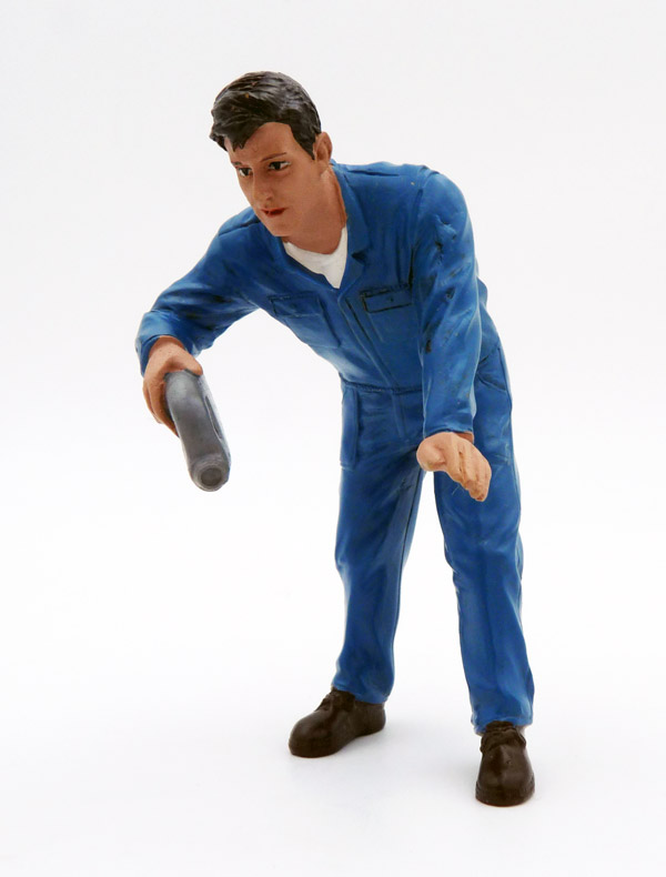 americandiorama-AD77449-2-Doug-beim-Ölauffüllen-Mechaniker americandiorama-AD77449-2-Doug-beim-Ölauffüllen-Mechaniker