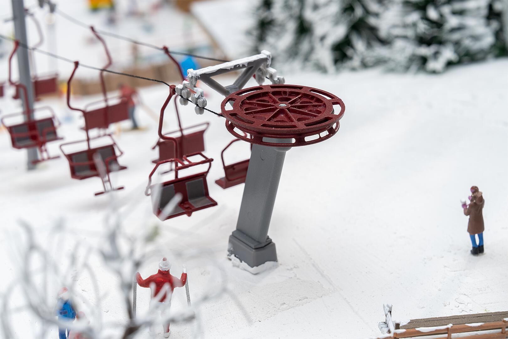 faller-134004-5-Wintersport-Sessellift-Anlage-Rollenmast