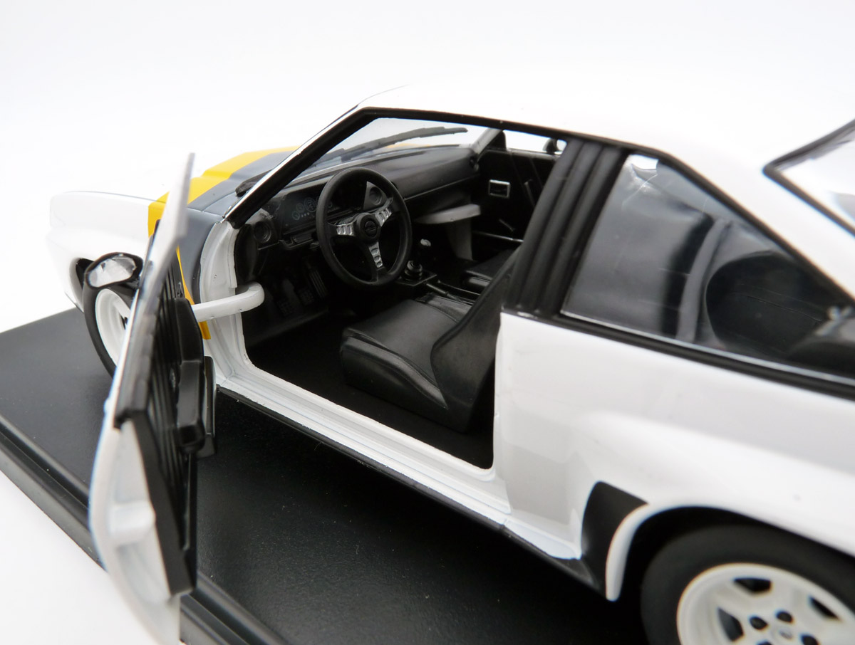 whitebox-WB124112-O-3-Opel-Manta-B-400-weiß-Sportstreifen