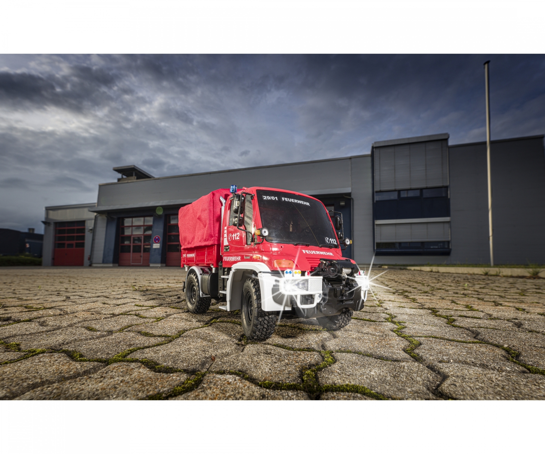 carson-500907721-3-Mercedes-Benz-Unimog-U300-Feuerwehr-RTR-mit-RC-Anlage-ferngesteuertes-Feuerwehrauto-für-Kinder-Erwachsene