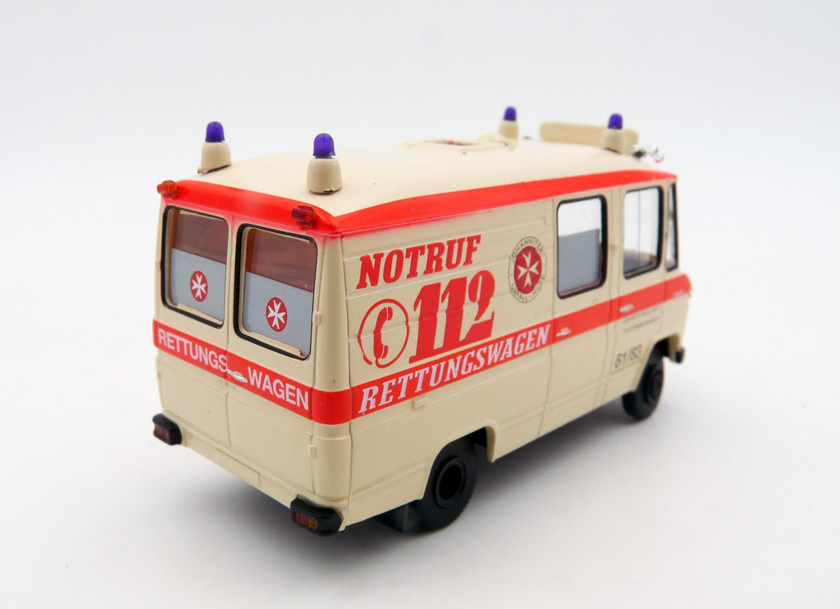 brekina-36946-2-Mercedes-Benz-L-508-RTW-Johanniter-Unfall-Hilfe-Kreisverband-Frankfurt-am-Main-hinten