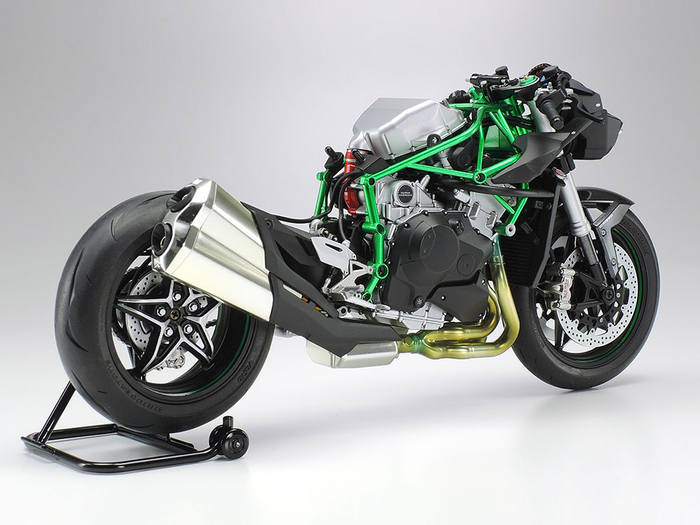 tamiya-14136-4-Kawasaki-H2-Carbon-Superbike-Isle-of-Man