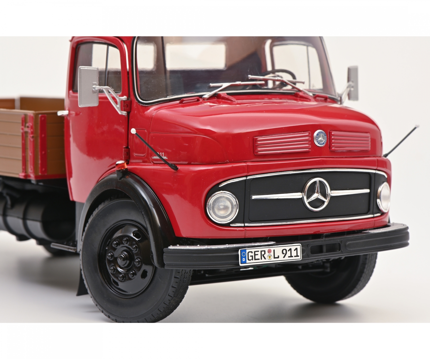 schuco-450016400-5-Mercedes-Benz-L911-Pritsche-Plane-LKW-rot-grau-Motorhaube-Langhauber