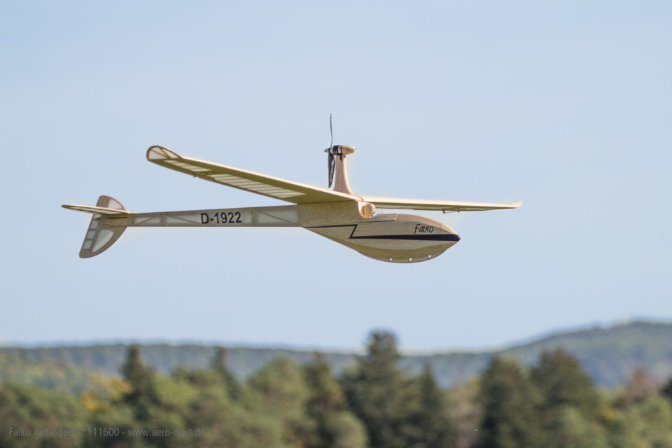 aero-naut-1116-00-4-Falko-Antik-Segelflugmodell-Landeanflug