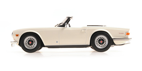 minichamps-155132035-2-Triumph-TR6-1969-créme-weiß-Seitenlinie