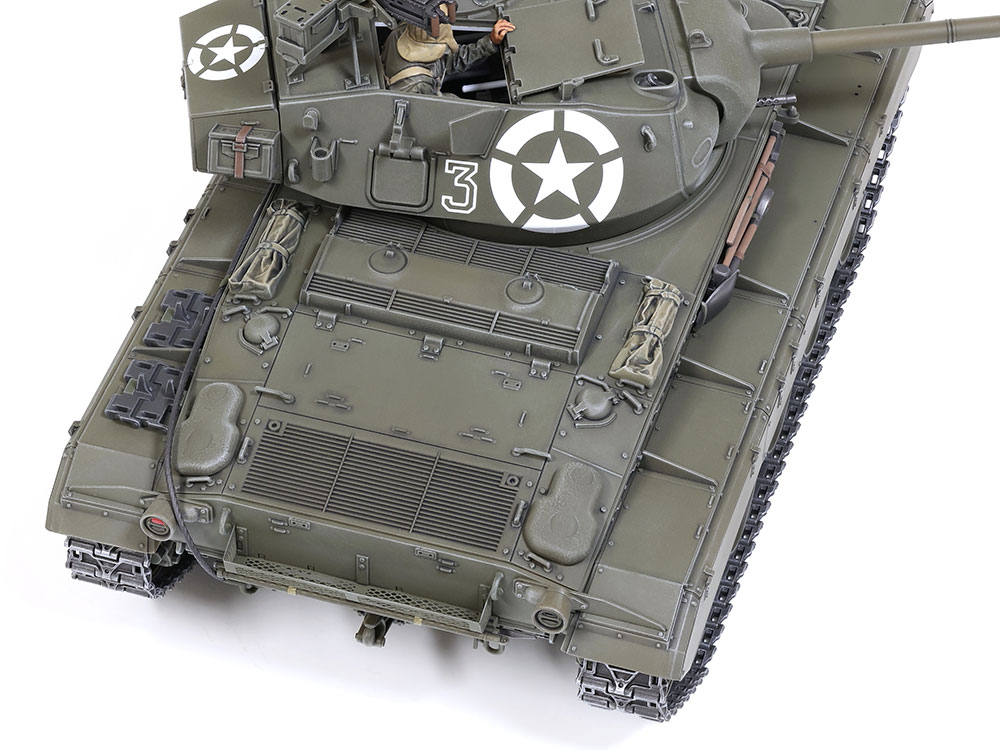 Tamiya-35391-6-US-light-tank-M24-Chaffee-european-theater-mit-zwei-Torso-Figuren-Heckgitter