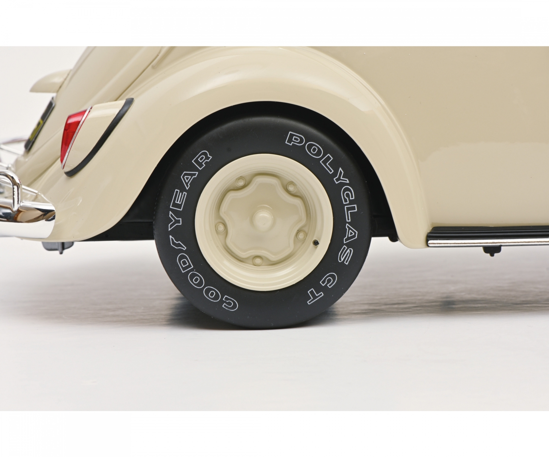 schuco-450046200-4-VW-Käfer-Rallye-53-Filmstar-Outfit-umgeschweißte-Stahlfelgen schuco-450046200-4-VW-Käfer-Rallye-53-Filmstar-Outfit-umgeschweißte-Stahlfelgen