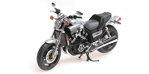 minichamps-122163702-1-Yamaha-Vmax-1993-silber-metallic