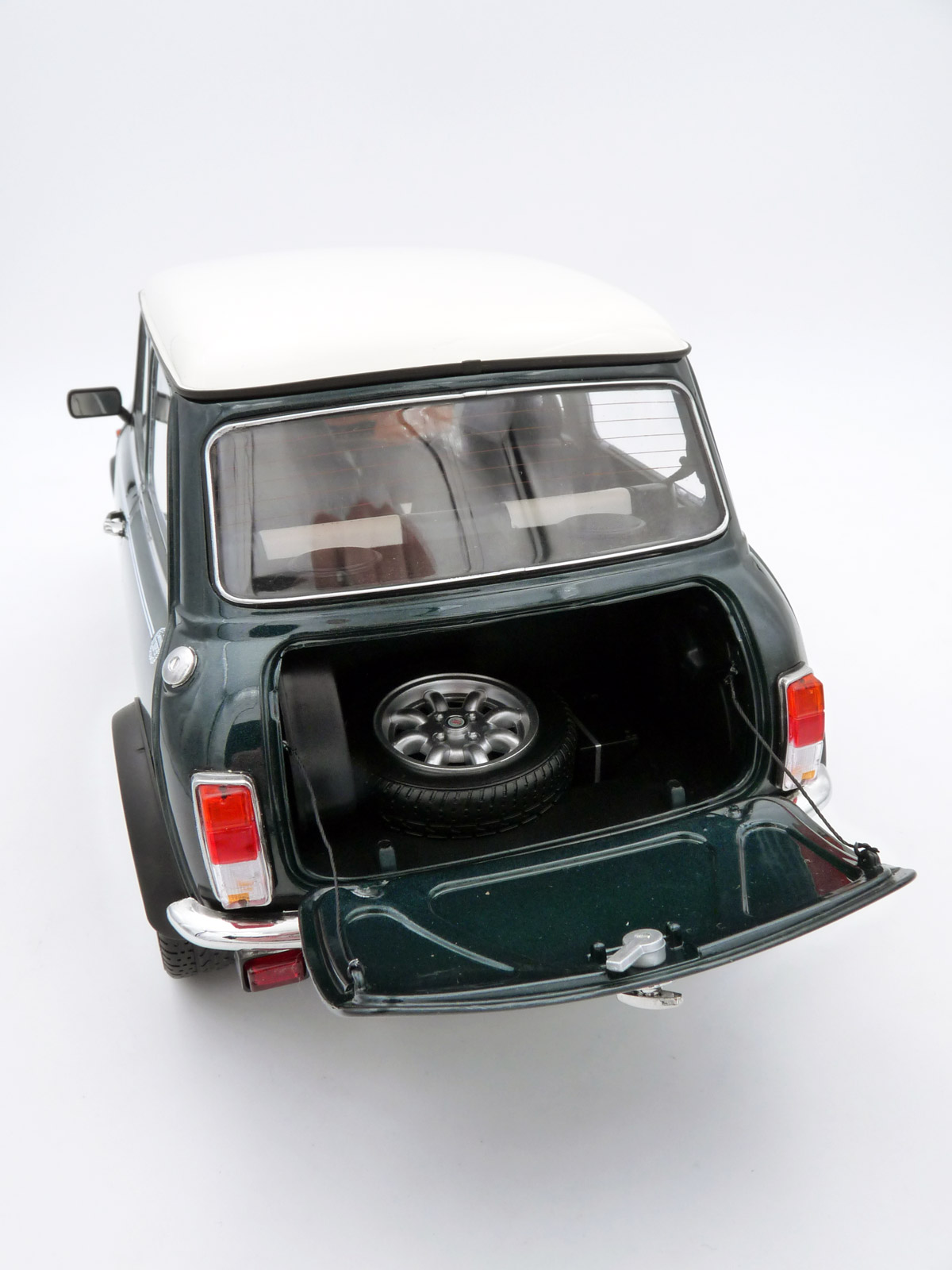 schuco-450671500-8-Rover-Mini-Cooper-1300-MkII-MPi-Einspritzer-Cooper-british-racing-green-weiß-12-Zoll-Minilite-Kofferraum-Ersatzrad schuco-450671500-8-Rover-Mini-Cooper-1300-MkII-MPi-Einspritzer-Cooper-british-racing-green-weiß-12-Zoll-Minilite-Kofferraum-Ersatzrad