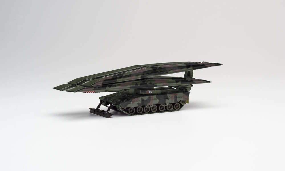 herpa-746717-Brückenlegepanzer-Leguan-Bundeswehr-Flecktarn-Brückenleger
