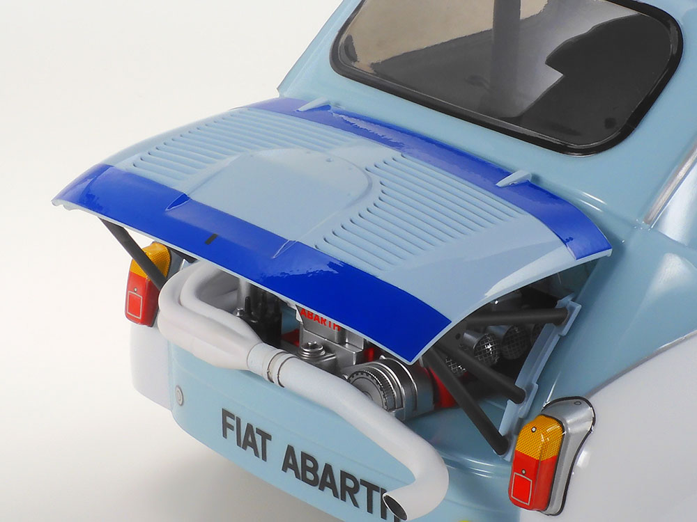 tamiya-58721-5-Fiat-Abarth-1000-TCR-Berlina-Corse-aufgestellte-Motorhaube