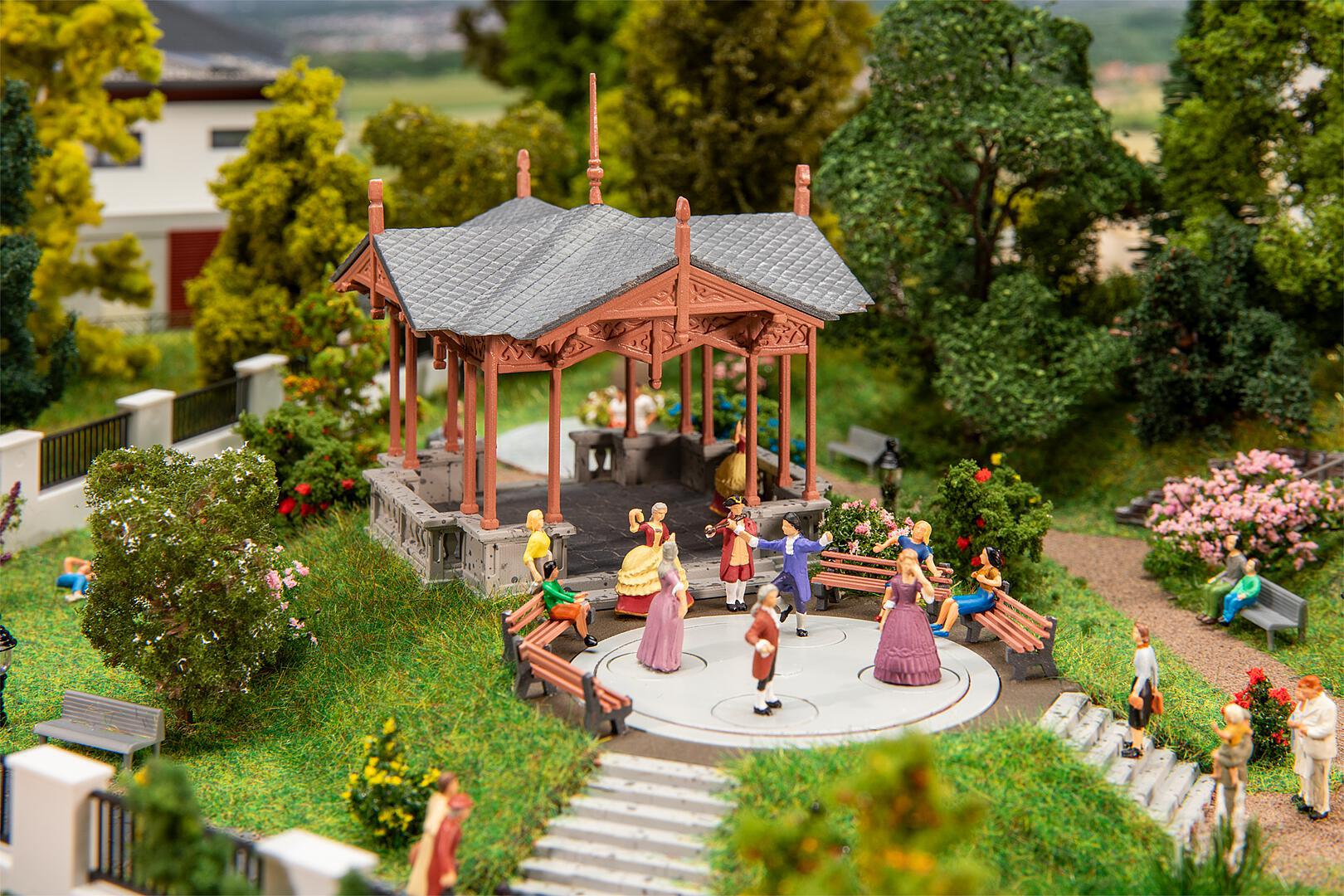 faller-130655-1-Musikpavillon-mit-tanzenden-Figuren-Tanzgebäude-Kurpark-Bad-Orb
