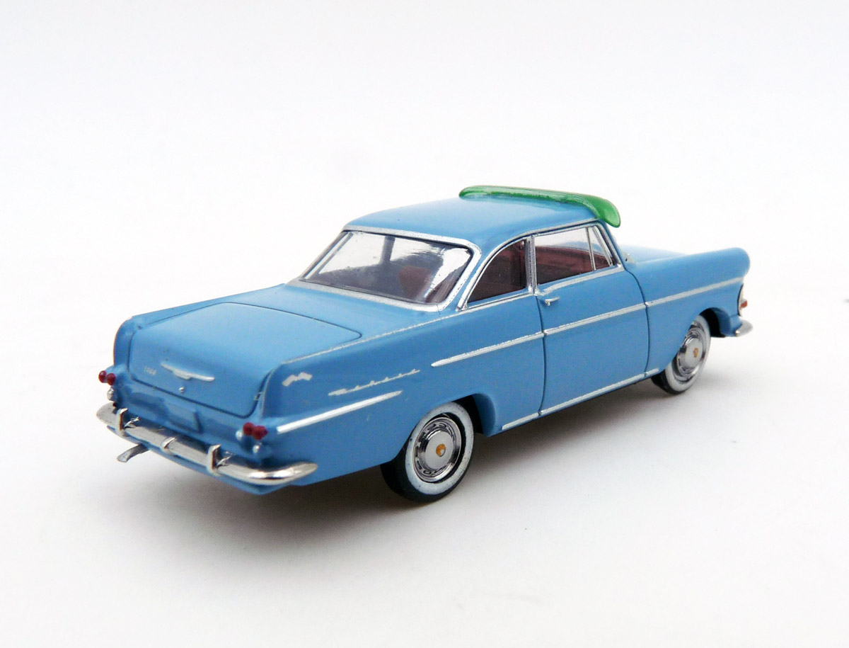 brekina-20134-2-Opel-Rekord-P2-Coupé-mit-Sonnenschute-hellblau-rasender-Kofferraum