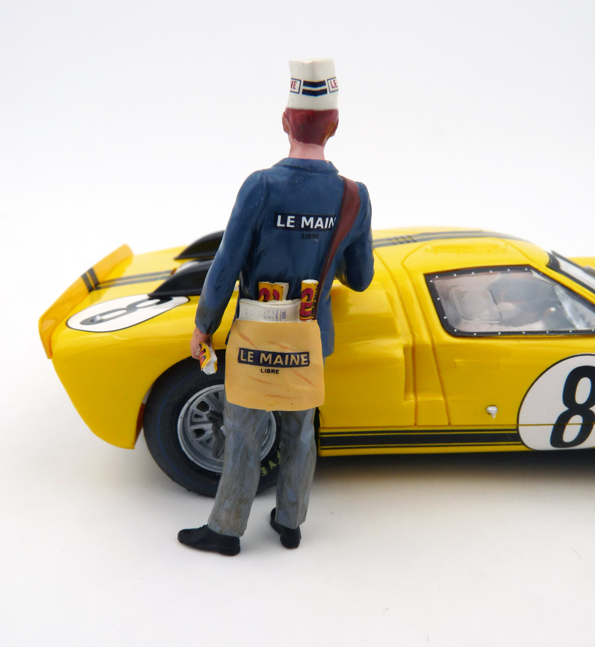 le-mans-miniatures-FLM132066M-2-Joseph-der-Zeitungsverkäufer-60er-Jahre-Rennsportfigur-Presseverkäufer