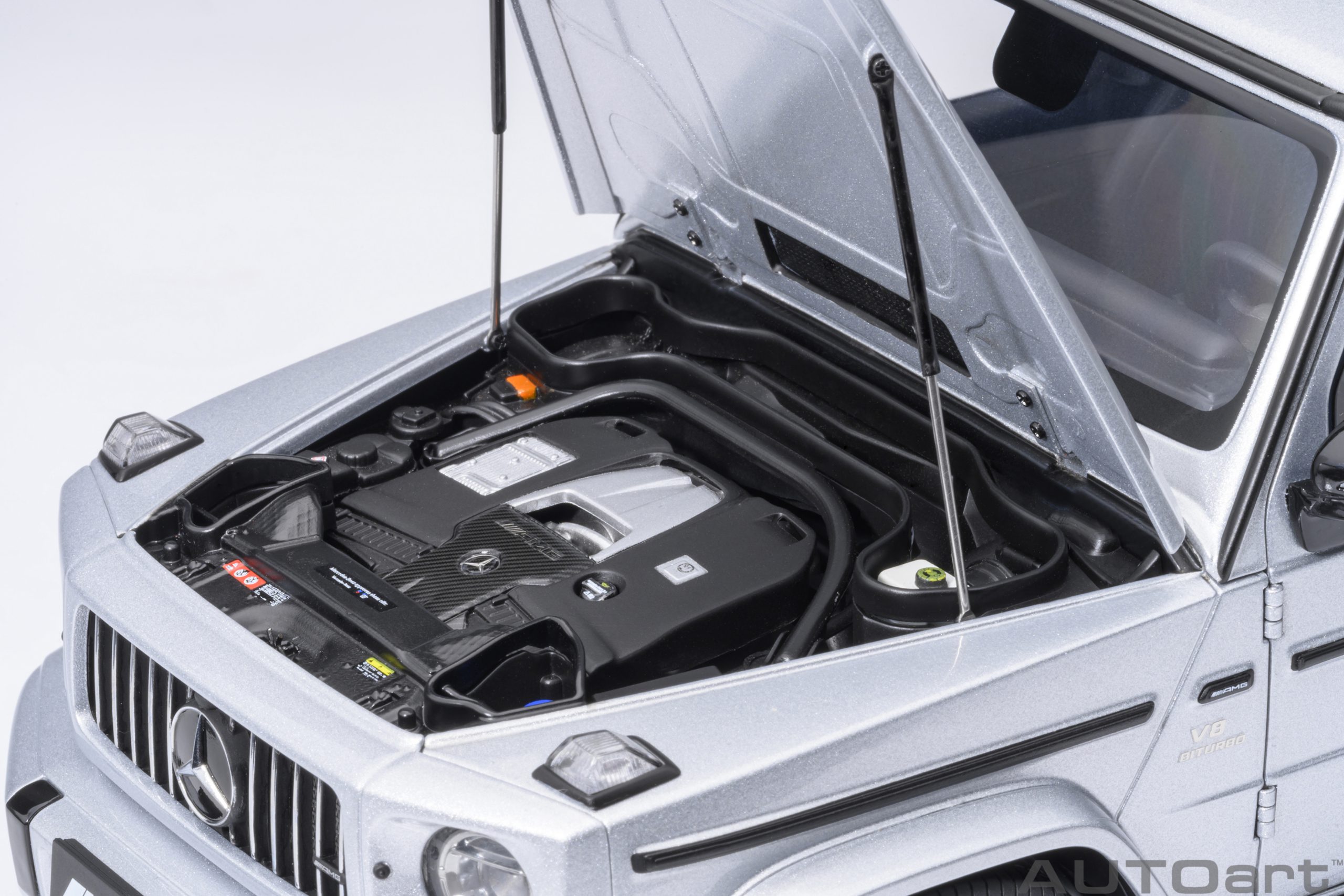 autoart-76358-2-Mercedes-AMG-G-63-iridium-silber-metallic-Motorraum
