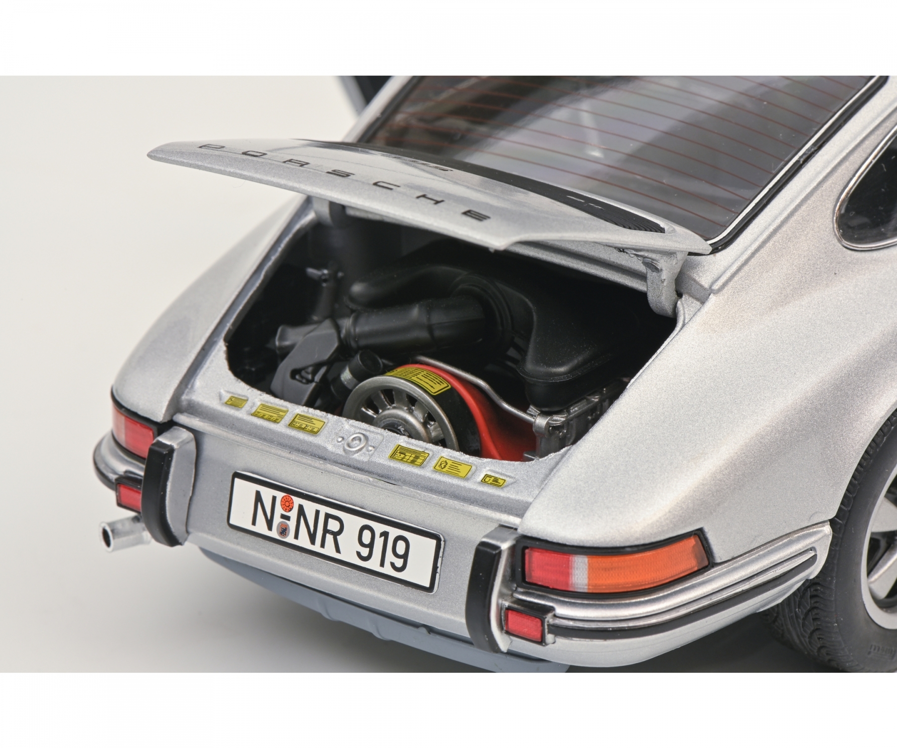 schuco-450047000-4-Porsche-911-S-Coupé-silber-Elfer-luftgekühlt-ursprünglich