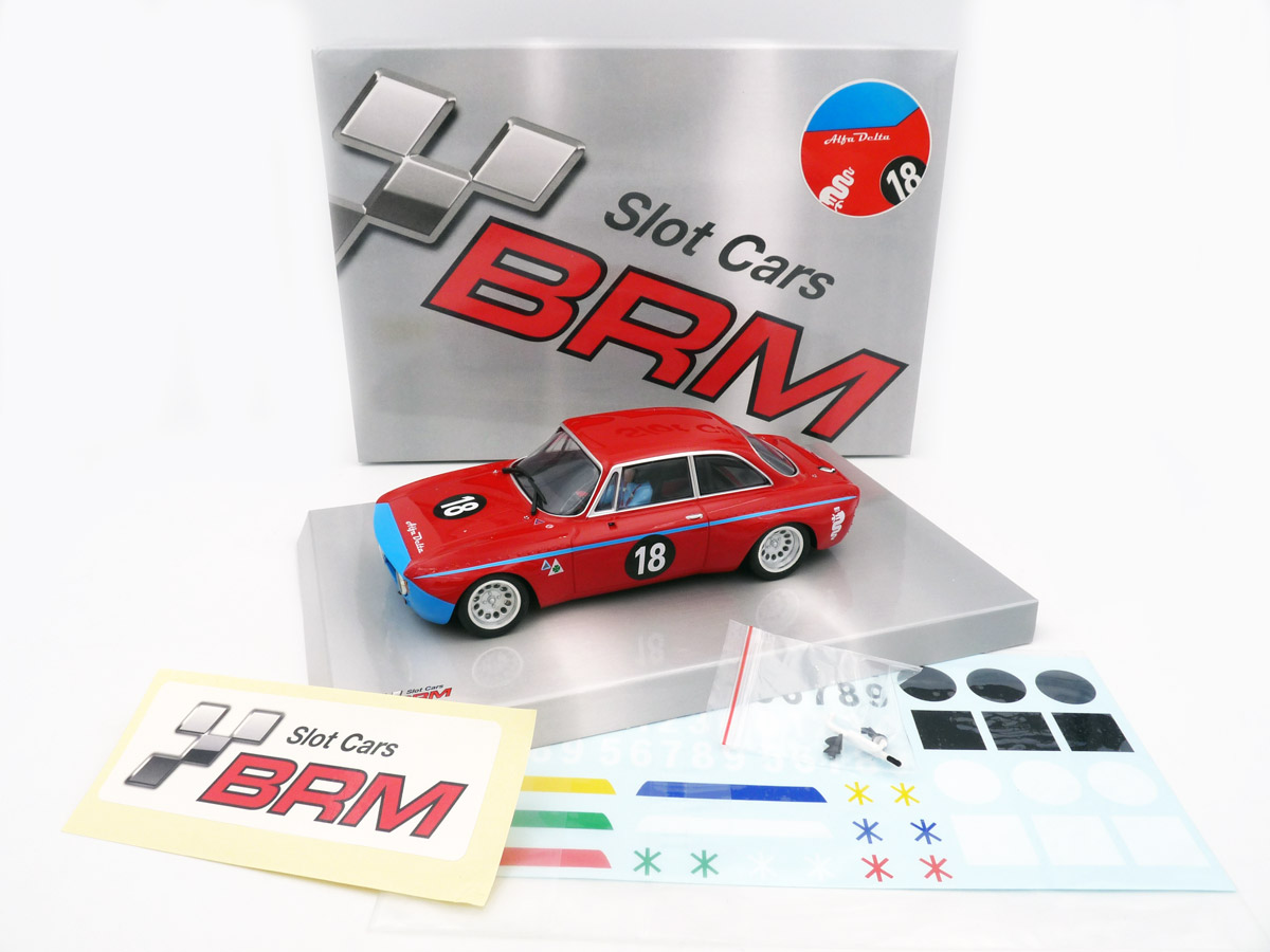 brm-142-1-Alfa-Romeo-GTA-1300-Team-Auto-Delta-18-rosso-blue-rot-mit-blauer-Nase-Slotcar-Histo-Tourenwagen-124-vorne