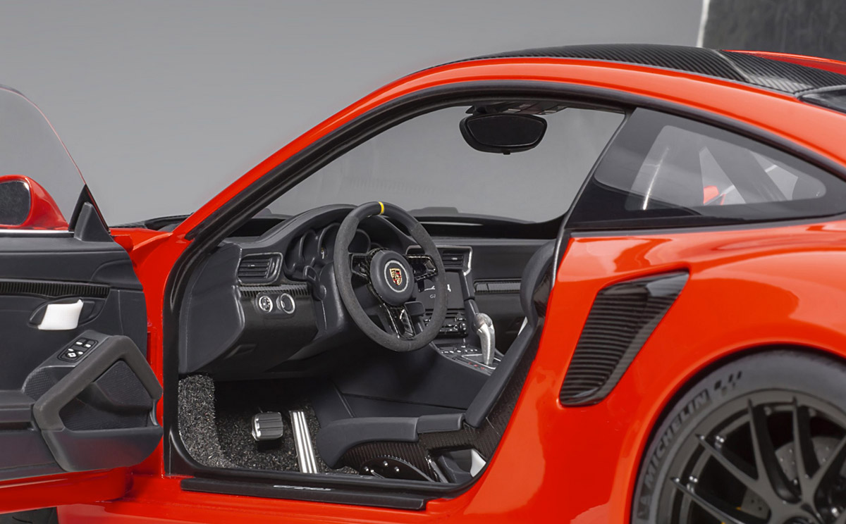 autoart-78173-4-Porsche-911-GT2-RS-Weissach-Package-guards-red-991-2 autoart-78173-4-Porsche-911-GT2-RS-Weissach-Package-guards-red-991-2