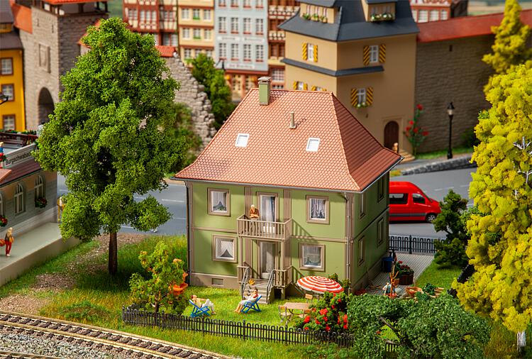 faller-130682-1-Wohnhaus-Kirchstrasse-5-Walmdach-Aufschieblinge-Biberschwanz