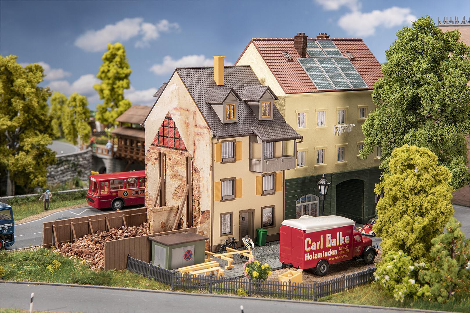 faller-130692-1-Altstadthaus-mit-Bretterzaun-Abrissgelände-Abbruch