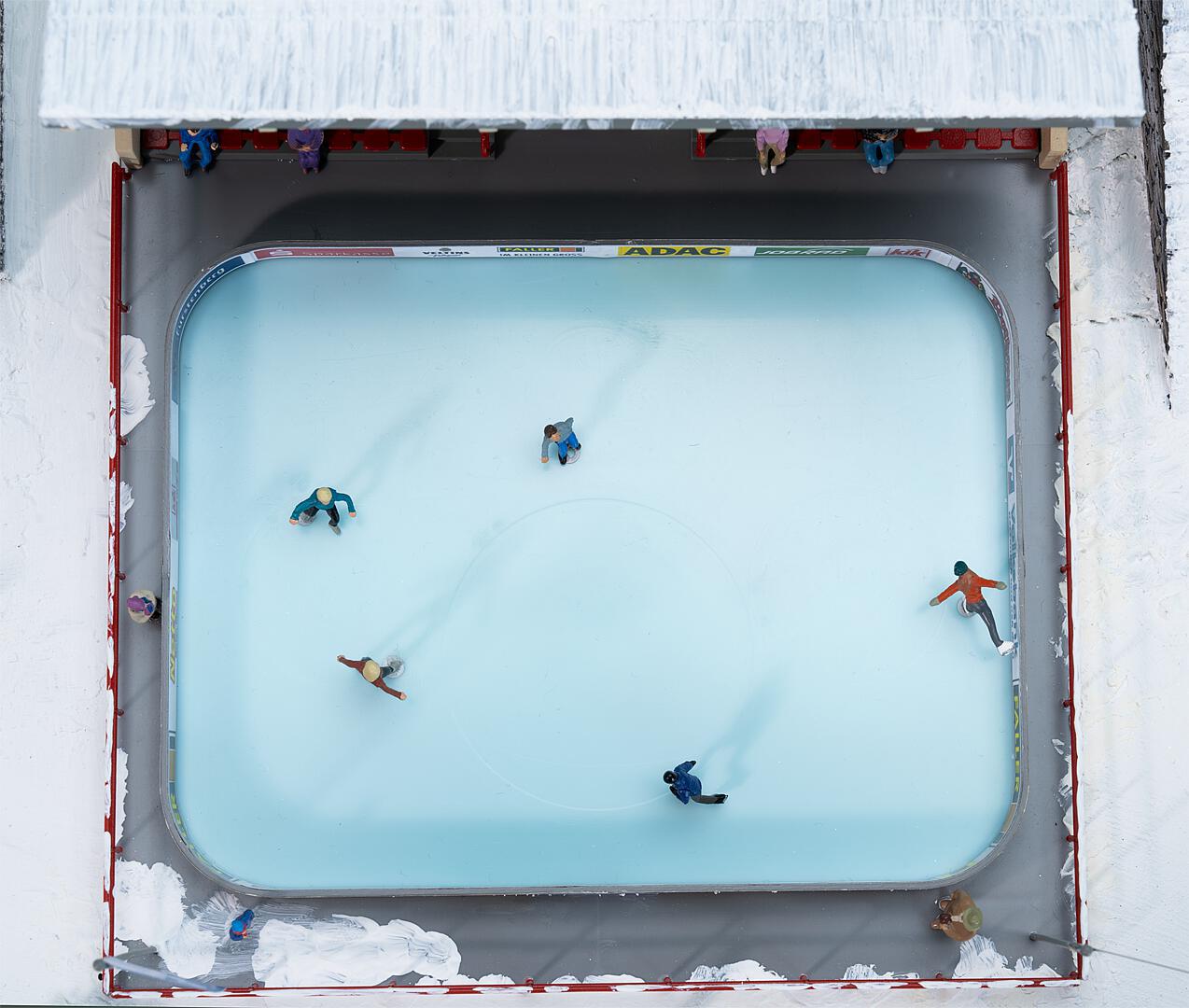 faller-134005-2-Kunsteisbahn-mit-bewegten-Figuren-Wintersport-Schlittschuh