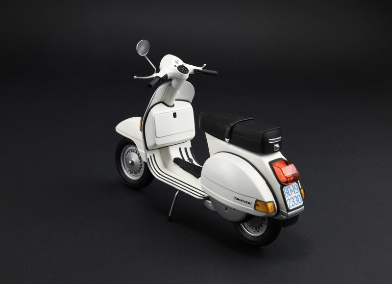 Italeri-4645-3-Vespa-PX-125-PX-150-Motorroller-Modell-Bausatz-Heckansicht