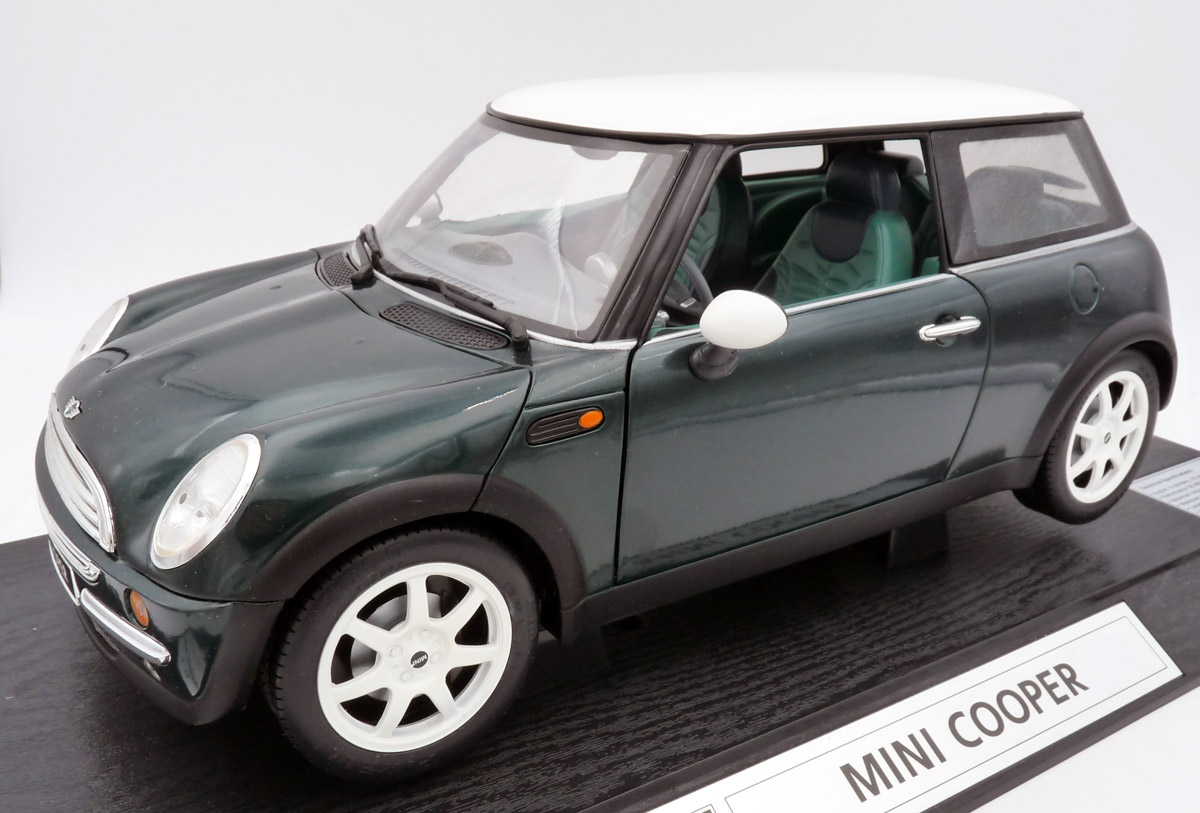 revell-08450-1-Mini-Cooper-R50-british-racing-grün-metallic-weißes-Dach-erste-Generation-Front